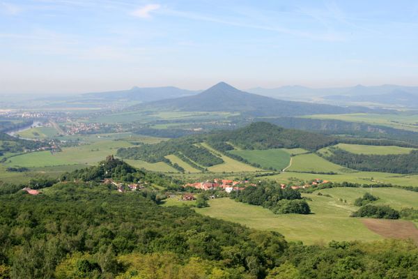 Kamýk, vrch Plešivec, 6.6.2010
Pohled z vrcholu na hrad Kamýk (vlevo dole) a vrch Lovoš (uprostřed).
Keywords: Kamýk Plešivec Lovoš