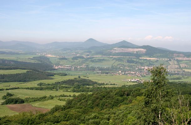 Kamýk, vrch Plešivec, 6.6.2010
Pohled z vrcholu na vrch Milešovka (uprostřed).
Mots-clés: Kamýk Plešivec Milešovka
