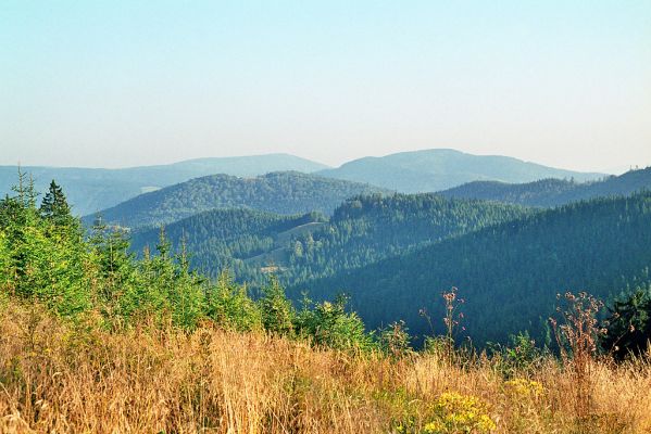 Horní_Lomná-Mionší-9.9.2005
Pohled z Muřínkového vrchu (státní hranice) na Mionší. Na obzoru je vrch Ostrý a Kuzubová (vpravo).
Schlüsselwörter: Horní Lomná Muřínkový vrch Mionší Ostrý Kozubová