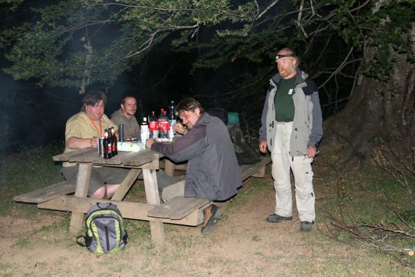 Óri Vardoússia, 14.6.2012
Odpočinek po náročném lovu kovaříků Dima fthiotidensis na piknikovišti u kostela, na svazích severně od horského sedla. Bořek nám právě oznamuje, že už není co pít.



Klíčová slova: Óri Vardoússia Martin Samek Petr Brůha Václav Dušánek Bořivoj Zbuzek