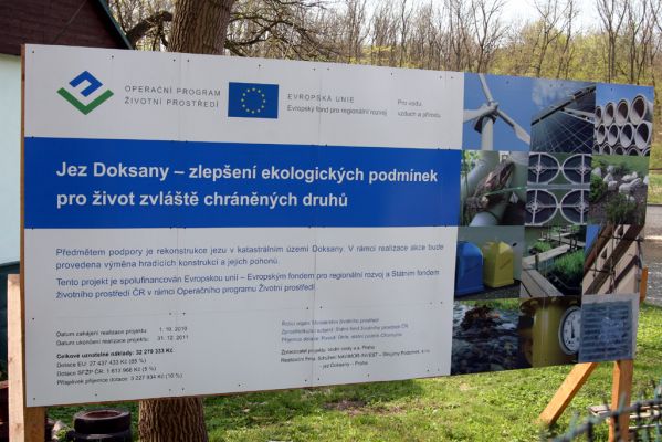 Doksany, 17.4.2011
Loužek - reklamní cedule u jezu na Ohři. Oblbování daňových poplatníků v plné kráse. Každý jez ničí přirozený říční život.  
Schlüsselwörter: Doksany Loužek jez