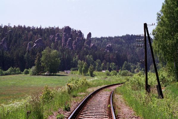 Adršpach, 30.5.2003
Pohled na Adršpašsko-teplické skály z trati u Lesního zátiší.
Mots-clés: Adršpach Adršpašsko-teplické skály