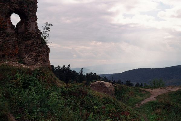 Zborov, 2.10.2004
Pohled z hradu Zborov na Čergov.
Schlüsselwörter: Zborov hrad