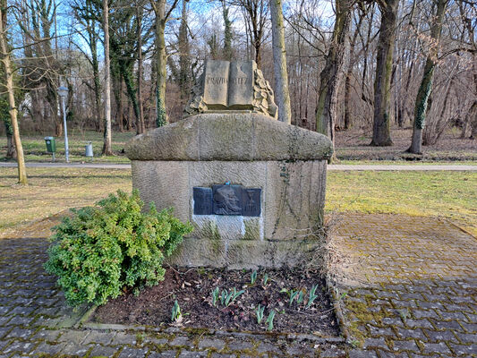 Běleč nad Orlicí, 17.3.2024
Pomník Mistra Jana Husa.
Klíčová slova: Běleč nad Orlicí Pomník Mistra Jana Husa