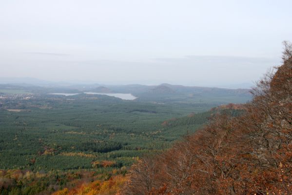 Bezděz, 19.10.2008
Pohled z Malého Bezdězu na Máchovo jezero a severní výběžek Polomených hor.
Klíčová slova: Bezděz Malý Bezděz Máchovo jezero Doksy Polomené hory