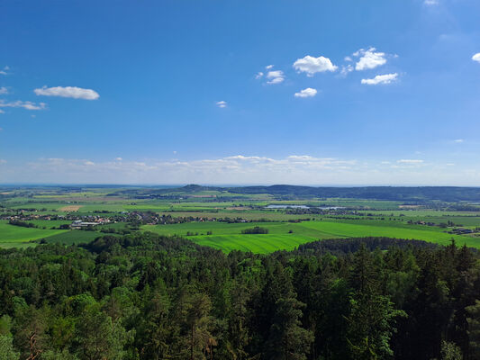 Holín, Prachov, 13.5.2024
Vrch Přivýšina - pohled na vrch Veliš.
Schlüsselwörter: Český ráj Holín Prachov Prachovské skály Přivýšina