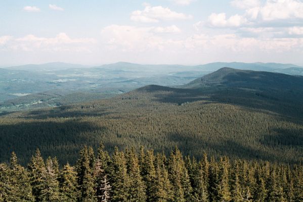 Šumava, Boubín, 13.6.2006
Pohled z rozhledny na Velký Bobík.
Mots-clés: Šumava Boubín Velký Bobík