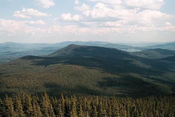 Šumava, Boubín, 13.6.2006
Pohled z rozhledny na Velký Bobík.


Schlüsselwörter: Šumava Boubín Velký Bobík