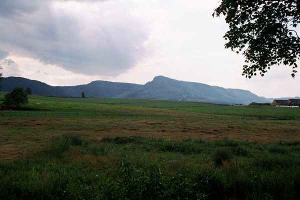 Božanov, 15.8.2004
Broumovské stěn. Božanovský Špičák a Koruna od Studené Vody.


Klíčová slova: Božanov Broumovské stěny Božanovský Špičák Koruna