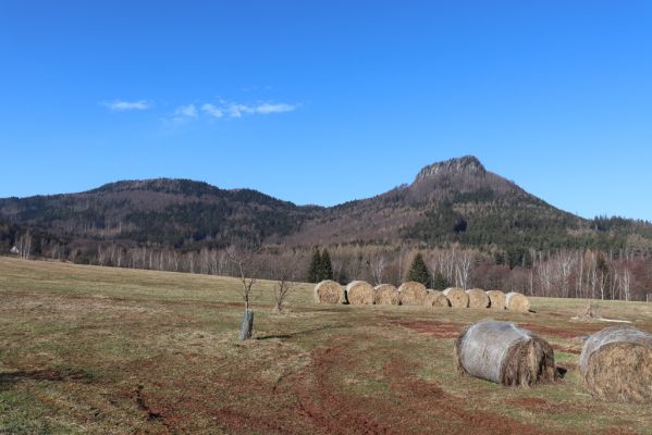 Božanov, 28.2.2021
Broumovské skály. Pohled od Horního Božanova na Božanovický Špičák a Korunu.
Klíčová slova: Božanov Broumovské stěny vrch Koruna Božanovický Špičák