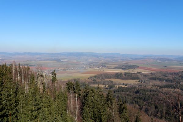 Božanov, 28.2.2021
Broumovské skály. Pohled od vrchu Pauł (skalní věž Bažiňák) na Broumov a Božanov.
Klíčová slova: Božanov Broumovské stěny vrch Pauł Božanov