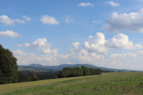 Velké Petrovice, 7.9.2022
Maršov nad Metují, Nad Horním Dřevíčem. Pohled na Hejšovinu.
Klíčová slova: Velké Petrovice Maršov nad Metují Hejšovina
