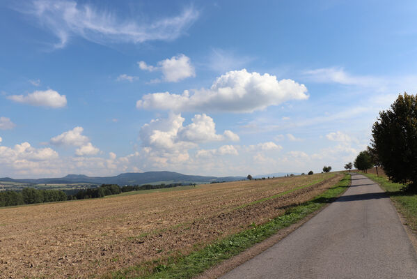 Velké Petrovice, 7.9.2022
Maršov nad Metují, Nad Horním Dřevíčem. Pohled na Hejšovinu.
Klíčová slova: Velké Petrovice Maršov nad Metují Hejšovina