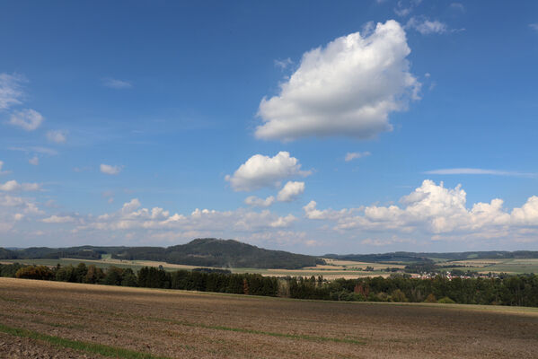 Velké Petrovice, 7.9.2022
Cesta z Maršova do Petrovic. Pohled na Ostaš.
Klíčová slova: Velké Petrovice Ostaš