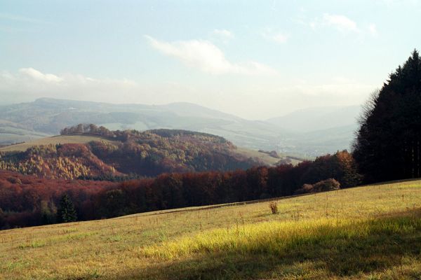 Brumov-Bylnice, 3.11.2003
Pohled z Vršku přes vrch Březové na Vlárský průsmyk. 
Schlüsselwörter: Bílé Karpaty Brumov-Bylnice Březové Vlárský průsmyk