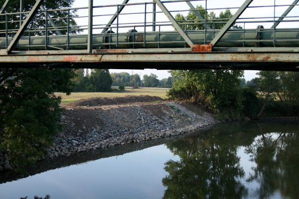 Bukovina, 5.9.2008
Zpevněný břeh Labe u mostu u Opatovické elektrárny
Schlüsselwörter: Bukovina Labe