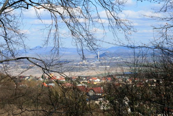 Jirkov, Červený Hrádek, 7.4.2007
Obora. Les na východním hřbetu. Pohled do Mostecké kotliny, přes Drmaly, Vysokou Pec, Komořany na Most. 
Klíčová slova: Krušné hory Jirkov Červený Hrádek obora Most