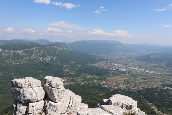 Ajdovščina, Stomaž, 21.5.2023
Jihovýchodní okraj planiny Čaven. Bílá skála - sem naletují kovaříci Anostirus gracilicollis, A. lauianus a A. zenii. Pohled na Ajdovščinu a Debeli vrh.
Schlüsselwörter: Ajdovščina Stomaž Trnovski gozd Trnovo Forest Plateau Čaven planina plateau Mali Modrasovec Mt. Anostirus gracilicollis lauianus zenii