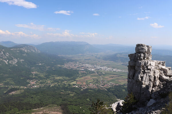 Ajdovščina, Stomaž, 21.5.2023
Jihovýchodní okraj planiny Čaven - Bílá skála. Pohled na Ajdovščinu a Debeli vrh. 
Mots-clés: Ajdovščina Stomaž Trnovski gozd Trnovo Forest Plateau Čaven planina plateau Mali Modrasovec Mt.