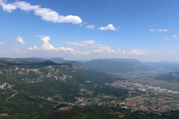 Ajdovščina, Stomaž, 21.5.2023
Jihovýchodní okraj planiny Čaven. Pohled na Ajdovščinu a Debeli vrh.
Klíčová slova: Ajdovščina Stomaž Trnovski gozd Trnovo Forest Plateau Čaven planina plateau Mali Modrasovec Mt.