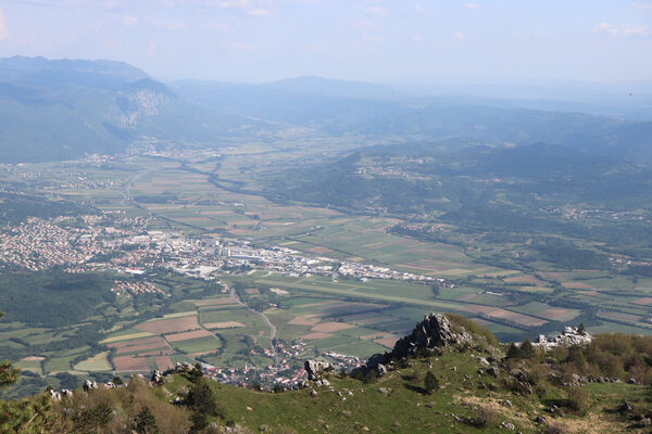 Ajdovščina, Stomaž, 21.5.2023
Jihovýchodní okraj planiny Čaven. Pohled na Ajdovščinu.
Schlüsselwörter: Ajdovščina Stomaž Trnovski gozd Trnovo Forest Plateau Čaven planina plateau Mali Modrasovec Mt.