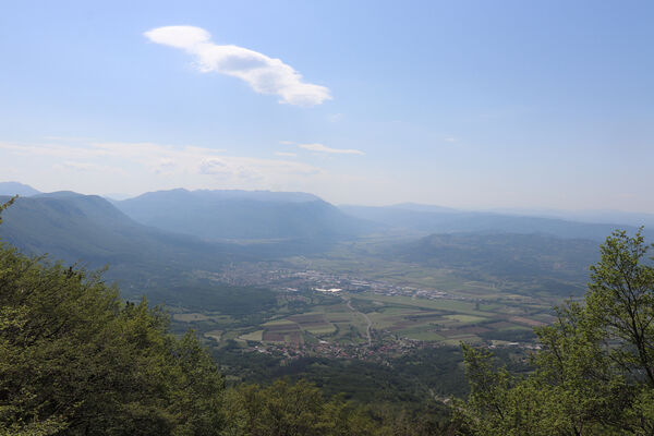 Ajdovščina, Stomaž, 16.5.2017
Jihovýchodní okraj planiny Čaven. Pohled na Ajdovščinu a Debeli vrh.
Schlüsselwörter: Ajdovščina Stomaž Trnovski gozd Trnovo Forest Plateau Čaven planina plateau Mali Modrasovec Mt.