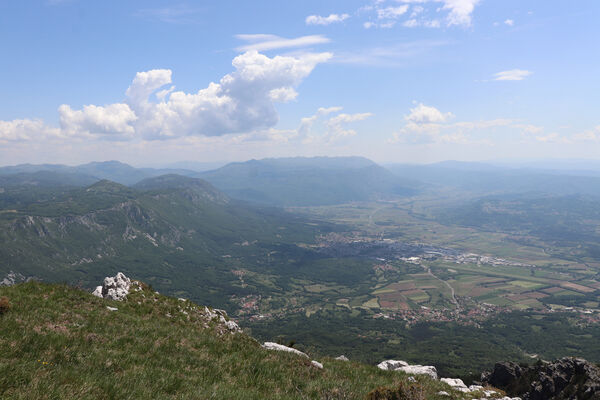 Ajdovščina, Stomaž, 16.5.2017
Jihovýchodní okraj planiny Čaven. Pohled na Ajdovščinu a Debeli vrh.
Klíčová slova: Ajdovščina Stomaž Trnovski gozd Trnovo Forest Plateau Čaven planina plateau Mali Modrasovec Mt.