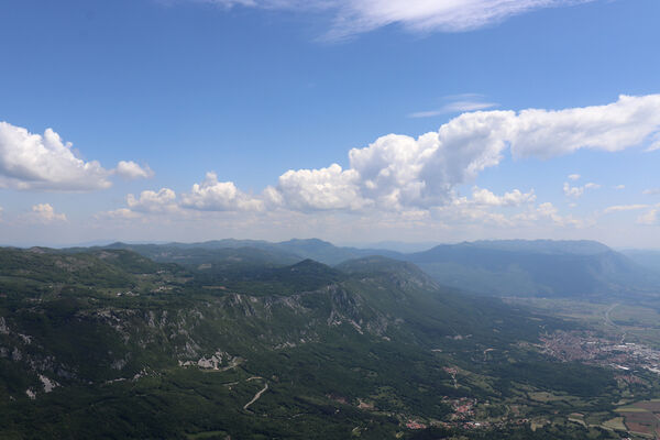 Ajdovščina, Stomaž, 16.5.2017
Jihovýchodní okraj planiny Čaven. Pohled na Debeli vrh.
Klíčová slova: Ajdovščina Stomaž Trnovski gozd Trnovo Forest Plateau Čaven planina plateau Mali Modrasovec Mt.