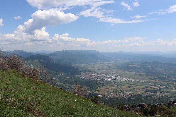 Ajdovščina, Stomaž, 16.5.2017
Jihovýchodní okraj planiny Čaven. Pohled na Ajdovščinu a Debeli vrh.
Schlüsselwörter: Ajdovščina Stomaž Trnovski gozd Trnovo Forest Plateau Čaven planina plateau Mali Modrasovec Mt.