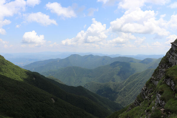 Lizzano in Belvedere, 16.6.2023
Parco Regionalle Corno alle Scale. Passo del Vallone - pohled na východ do údolí Fosso delle Naspe.
Mots-clés: Emilia-Romagna Appennino Tosco Emiliano Lizzano in Belvedere Parco Regionale Corno alle Scale Cavone Rio Piano Corno alle Scale