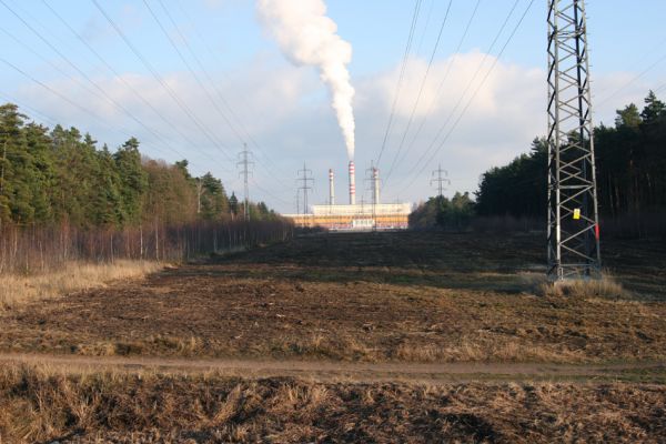 Čeperka, 2.12.2009
Pohled od železniční trati Pardubice-Hradec Králové na Opatovickou elektrárnu. Vyfrézovaná plocha pod elektrickou přenosovou soustavou.
Schlüsselwörter: Čeperka Opatovická elektrárna