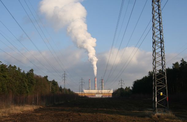 Čeperka, 2.12.2009
Pohled od železniční trati Pardubice-Hradec Králové na Opatovickou elektrárnu. Vyfrézovaná plocha pod elektrickou přenosovou soustavou.
Mots-clés: Čeperka Opatovická elektrárna