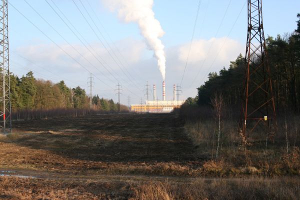 Čeperka, 2.12.2009
Pohled od železniční trati Pardubice-Hradec Králové na Opatovickou elektrárnu. Vyfrézovaná plocha pod elektrickou přenosovou soustavou.
Mots-clés: Čeperka Opatovická elektrárna