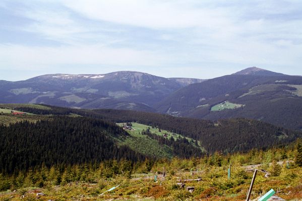 Krkonoše, Černá hora, 24.5.2003
Pohled od Černohorského rašeliniště na Luční horu, Studniční horu a Sněžku.
Keywords: Krkonoše Černá hora Luční hora Studniční hora Sněžka
