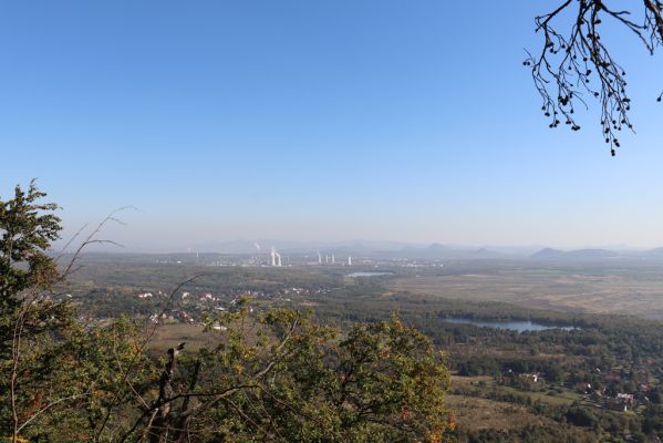 Horní Jiřetín, 10.10.2021
Černice, vrch Kapucín, Poustevnické skály - Dolní vyhlídka. Pohled na Záluží.
Klíčová slova: Krušné hory Horní Jiřetín Černice vrch Kapucín Poustevnické skály Dolní vyhlídka Záluží