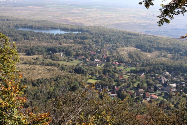 Horní Jiřetín, 10.10.2021
Černice, vrch Kapucín, Poustevnické skály - Dolní vyhlídka. Pohled na Černice.
Klíčová slova: Krušné hory Horní Jiřetín Černice vrch Kapucín Poustevnické skály Dolní vyhlídka