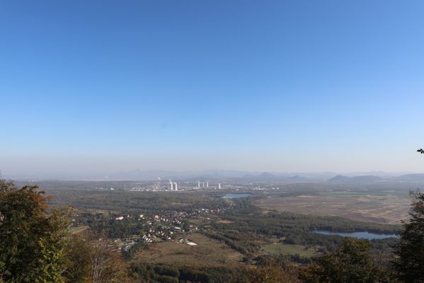 Horní Jiřetín, 10.10.2021
Černice, vrch Kapucín, Poustevnické skály. Pohled z Dolní vyhlídky na Záluží.
Klíčová slova: Krušné hory Horní Jiřetín Černice vrch Kapucín Poustevnické skály Dolní vyhlídka Záluží