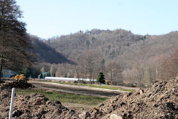 Drmaly, 26.3.2012
Pohled z údolí Lužce na svahy u Mufloního pahorku.
Klíčová slova: Krušné hory Vysoká Pec Drmaly Mufloní pahorek