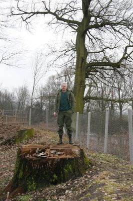 Chlumecká bažantnice, 3.3.2009
Fotoreportáž z likvidace lužního lesa a staré dubové aleje na hrázi podél Cidliny a Mlýnské Bystřice (2008-2009). Autor jako měřítko velikosti zlikvidovaných dubů.
Mots-clés: Chlumec nad Cidlinou Chlumecká bažantnice Luhy