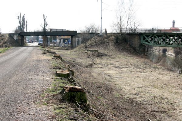 Chlumec nad Cidlinou, 28.3.2011
Reportáž z likvidace biotopů chráněných brouků - lip v lipové aleji u Cidliny.
Keywords: Chlumec nad Cidlinou saproxylofágní holokaust páchník Osmoderma barnabita Protaetia lugubris Protaetia aeruginosa Elater ferrugineus Crepidophorus mutilatus