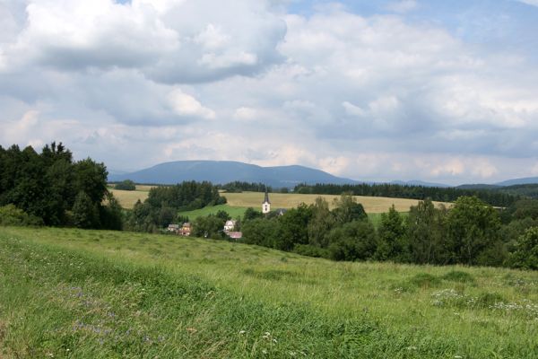 Chotěvice, 14.8.2009
Pohled na Chotěvice a masiv Černé hory.
Klíčová slova: Chotěvice Krkonoše Černá hora