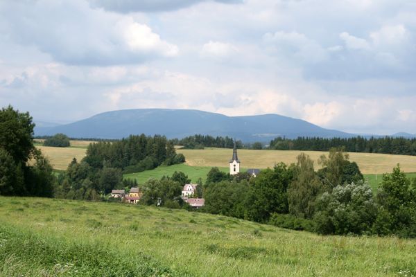 Chotěvice, 14.8.2009
Pohled na Chotěvice a masiv Černé hory.
Klíčová slova: Chotěvice Krkonoše Černá hora