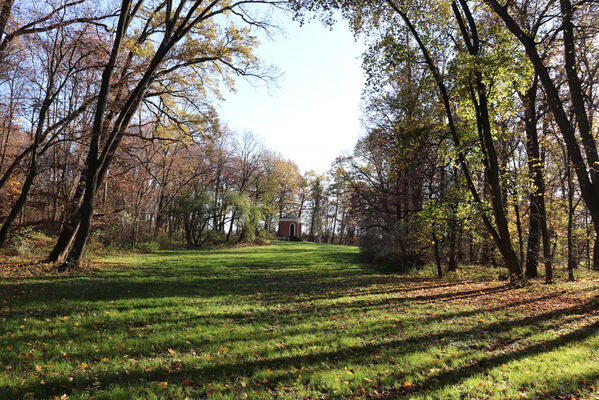 Dobřenice, 8.11.2022
Zámecký park - kaple.
Mots-clés: Dobřenice zámek park kaple