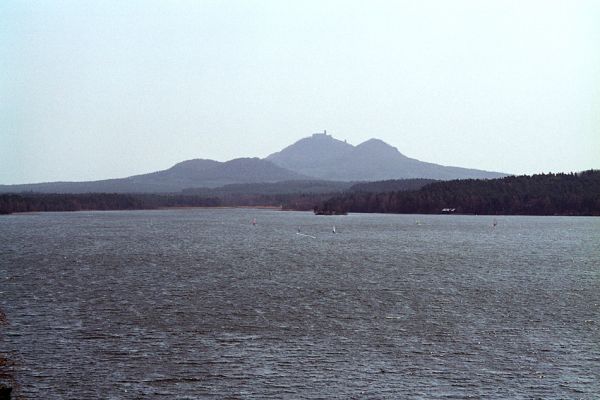 Staré Splavy, 21.4.2003
Pohled od vrchu Šroubený přes Máchovo jezero na Bezděz.
Klíčová slova: Staré Splavy Máchovo jezero Bezděz