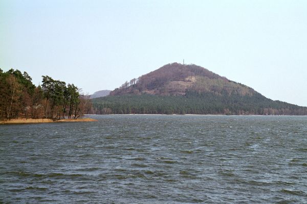 Staré Splavy, 21.4.2003
Pohled od vrchu Šroubený přes Máchovo jezero na zubožený lisnatý les na vrchu Borný.
Keywords: Staré Splavy Máchovo jezero Borný