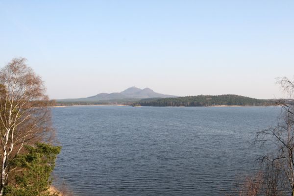 Staré Splavy, 3.4.2009
Pohled od Šroubeného vrchu přes Máchovo jezero na Bezděz.
Klíčová slova: Staré Splavy Máchovo jezero Bezděz