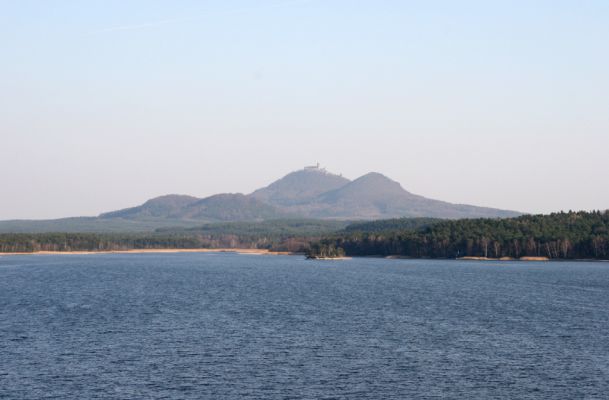 Staré Splavy, 3.4.2009
Pohled od Šroubeného vrchu přes Máchovo jezero na Bezděz.
Schlüsselwörter: Staré Splavy Máchovo jezero Bezděz