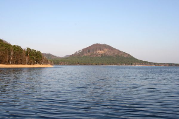 Staré Splavy, 3.4.2009
Pohled od Šroubeného vrchu přes Máchovo jezero na vrch Borný.
Klíčová slova: Staré Splavy Máchovo jezero Borný