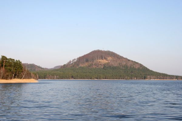 Staré Splavy, 3.4.2009
Pohled od Šroubeného vrchu přes Máchovo jezero na vrch Borný.
Klíčová slova: Staré Splavy Máchovo jezero Borný