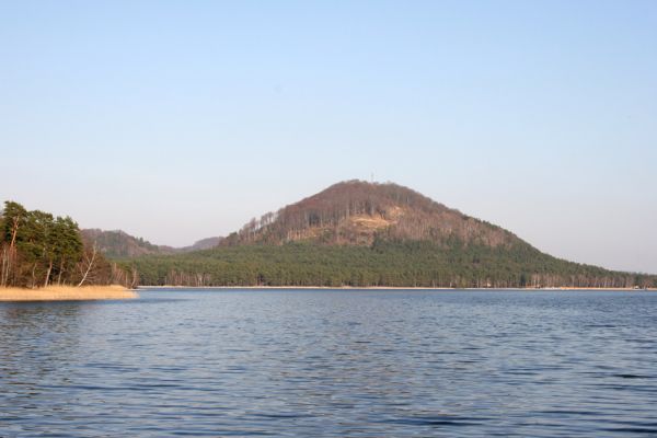 Staré Splavy, 3.4.2009
Pohled od Šroubeného vrchu přes Máchovo jezero na vrch Borný.
Schlüsselwörter: Staré Splavy Máchovo jezero Borný